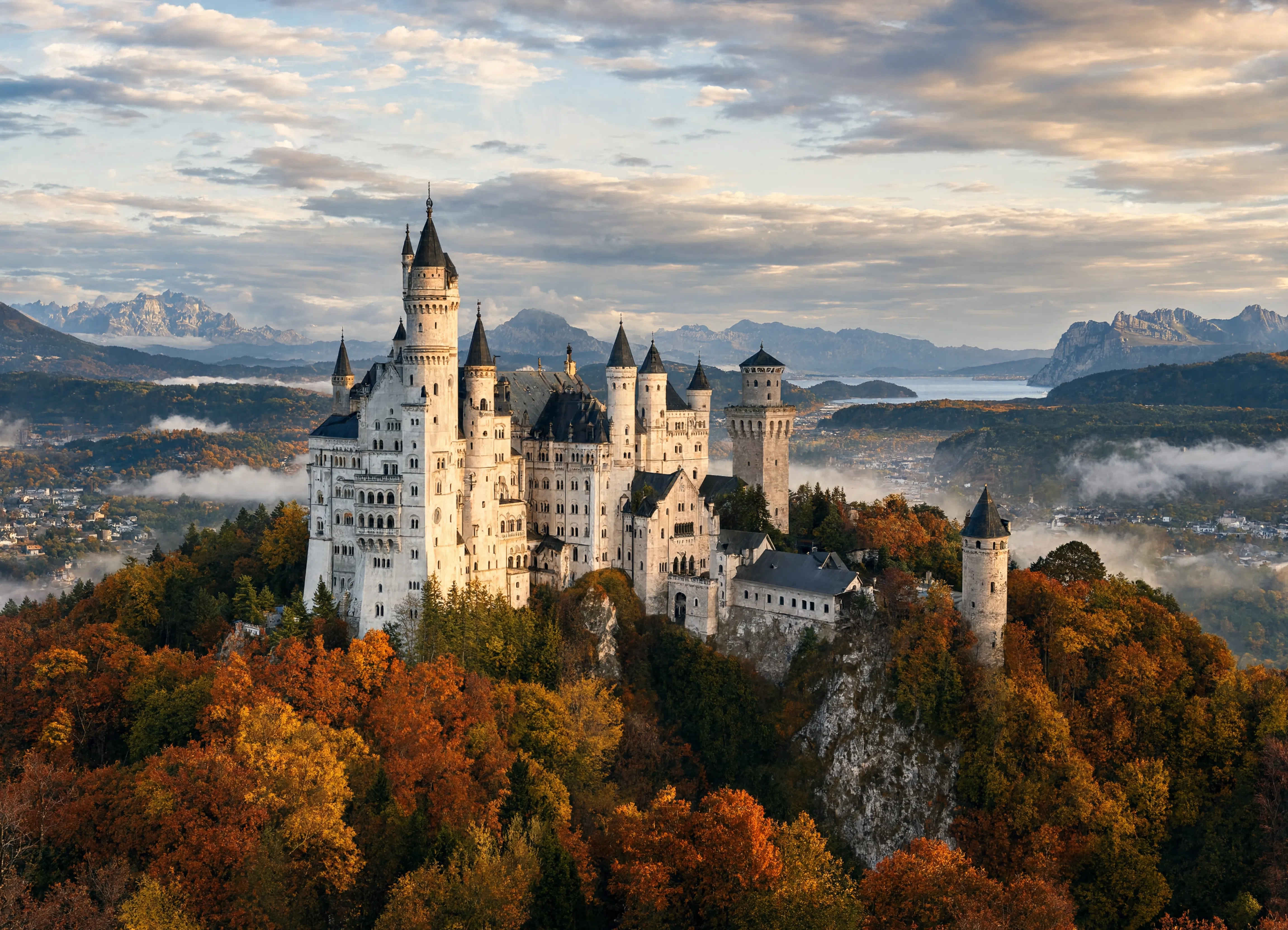 Schloss Neuschwanstein im Bayerischen Alpenvorland im Herbst